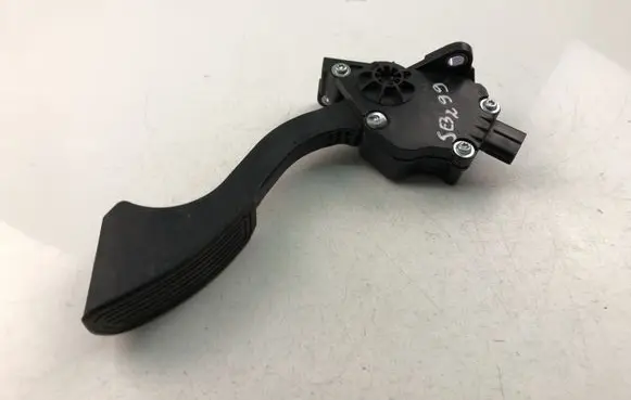 Toyota Prius+ (ZVW40) Accelerator throttle pedal 7811047100