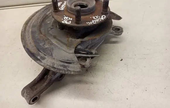 Nissan Qashqai+2 Front wheel hub spindle knuckle