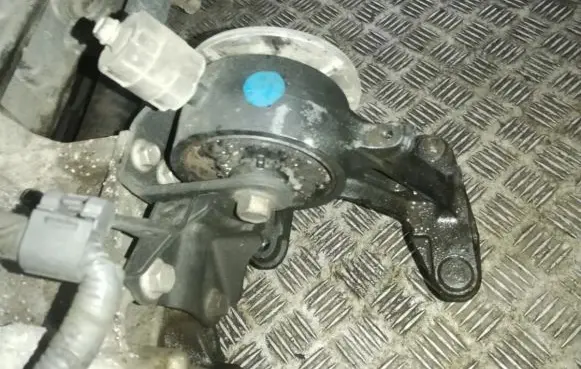 Toyota Avensis T270 Engine mount bracket