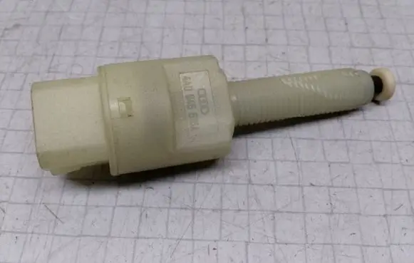 Volkswagen PASSAT B5.5 Brake pedal sensor switch 4A0945515A