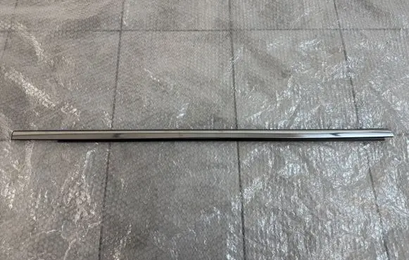 Volkswagen Amarok II Rubber seal front door window/glass 