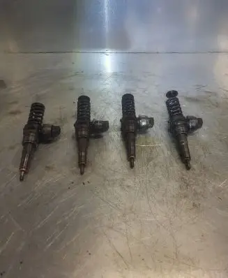 Volkswagen PASSAT B6 Fuel injector 038130073bq