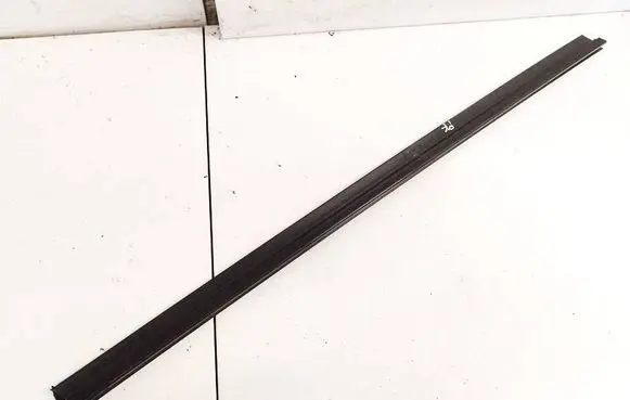Skoda Octavia Mk2 (1Z) Front door glass trim molding 1Z0837479A