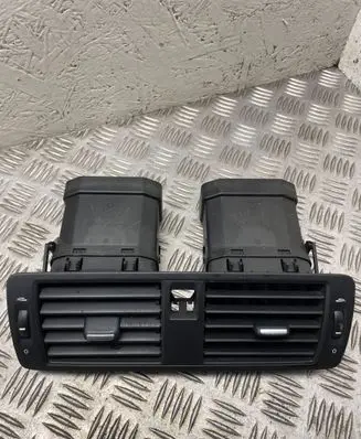 Volvo V50 Dash center air vent grill 39888668 P1007VAV0