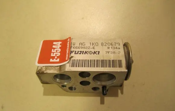 Volkswagen Golf V Air conditioning (A/C) expansion valve 1K0820679