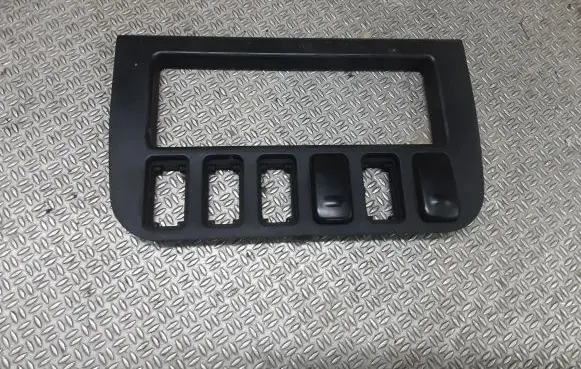 Hyundai Galloper Radio/GPS head unit trim 