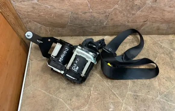 Mercedes-Benz CLS C218 X218 Front seatbelt 621933200B