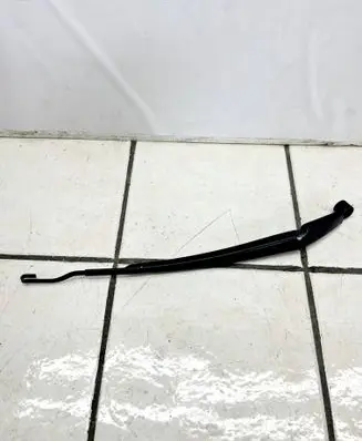 Toyota RAV 4 (XA40) Front wiper blade arm 