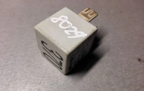Volkswagen PASSAT B5.5 Other relay 8D0951253