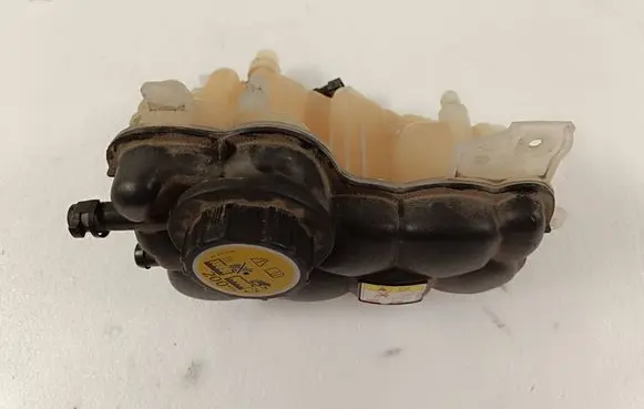 Coolant expansion tank/reservoir