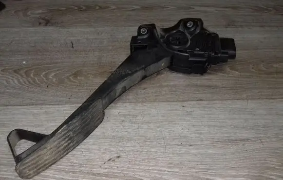 Volvo V70 Accelerator throttle pedal 6PV00954801 30715173