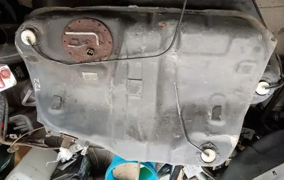 Toyota Avensis T220 Fuel tank 