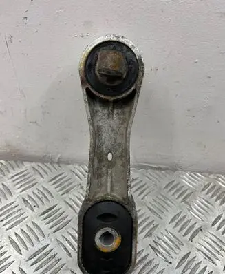 BMW 2 F46 Engine mount bracket
