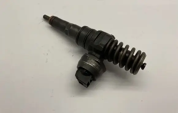 Volkswagen PASSAT B5 Fuel injector 038130073AJ