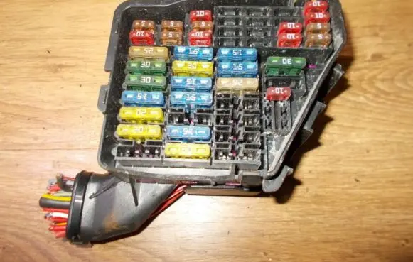Volkswagen PASSAT B5 Fuse box set 4040644