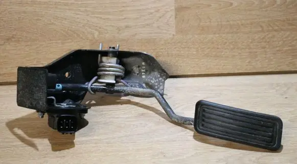 Toyota Avensis T250 Accelerator throttle pedal 8928152021