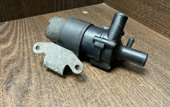 Mercedes-Benz Sprinter W901 W902 W903 W904 Water pump 2108300114