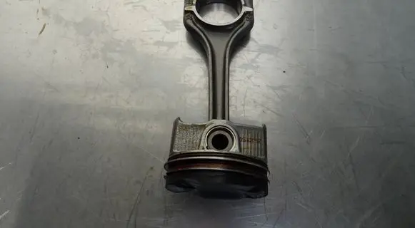 Volkswagen Polo VI Piston with connecting rod