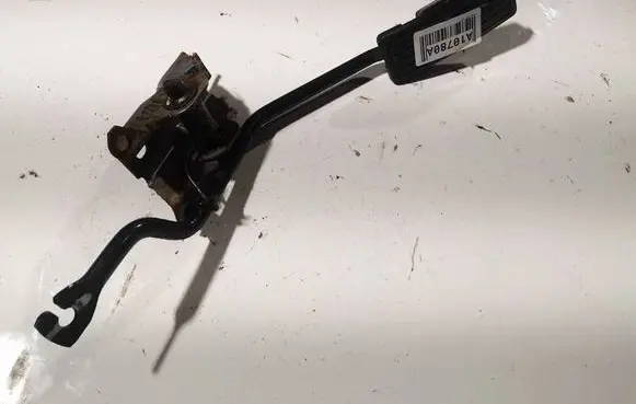 Accelerator throttle pedal