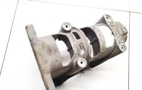 Engine mounting bracket