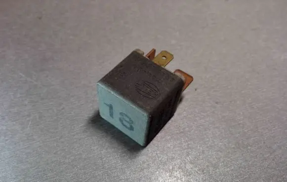 Volkswagen PASSAT B4 Other relay 191937503
