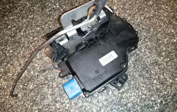 Audi A8 S8 D3 4E Front door lock 4E1837016