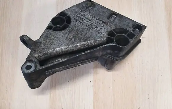 Engine mounting bracket
