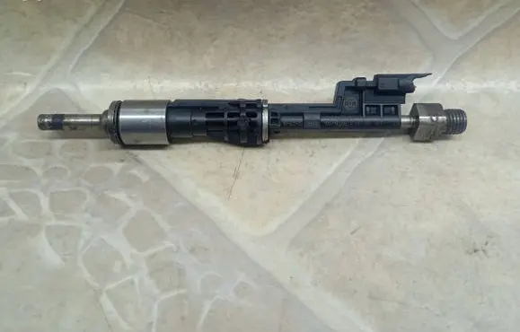 BMW 5 F10 F11 Fuel injector 0261500063