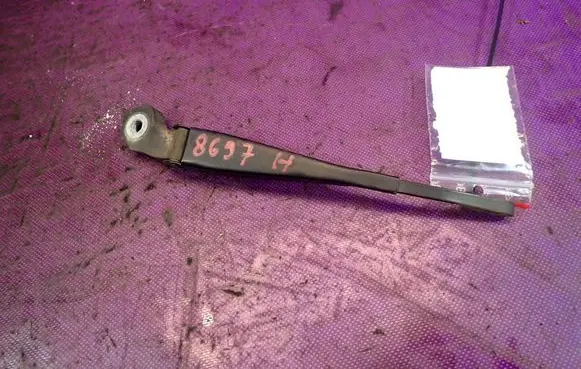Rear wiper blade arm