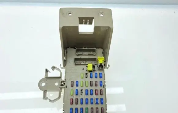 Subaru Outback Fuse module 82201AG010 82201AG040 82201AG041