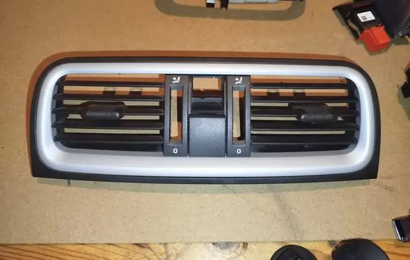 Skoda Roomster (5J) Dash center air vent grill 5J0820951S01