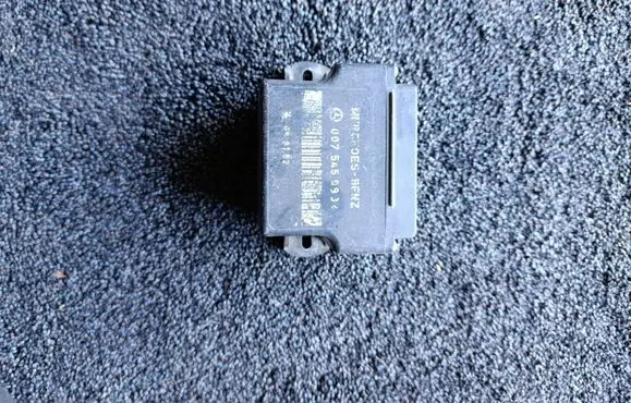 Mercedes-Benz E W124 Glow plug pre-heat relay 0075459932