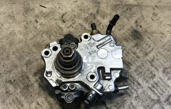 Mercedes-Benz E W212 Fuel injection high pressure pump A6510700701