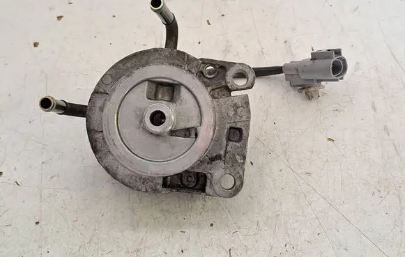 Toyota Avensis T250 Fuel filter bracket/mount holder 233800R010