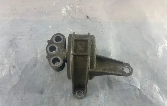 Opel Zafira B Engine mount bracket V05453