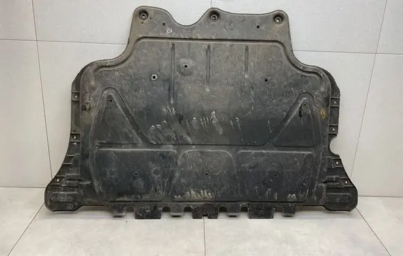 Volkswagen PASSAT B8 Engine splash shield/under tray 5Q0825236