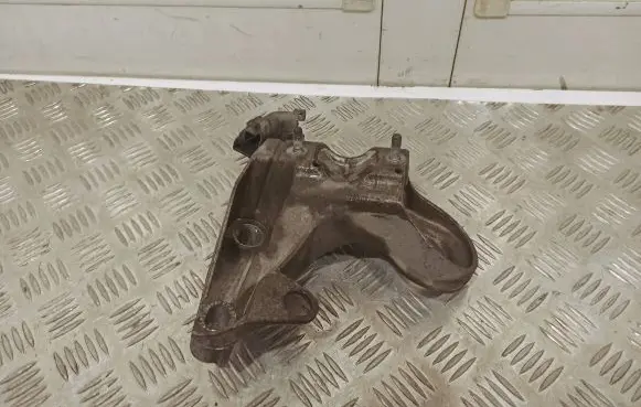 Audi A4 S4 B7 8E 8H Engine mounting bracket 8E0199352F