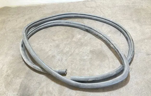 Rear door rubber seal (on body)