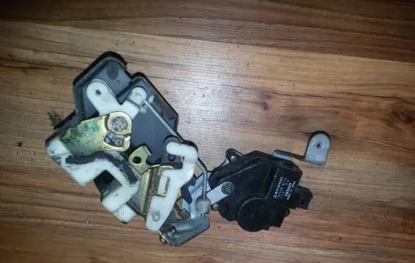 Mitsubishi Galant Rear door lock 1015280110