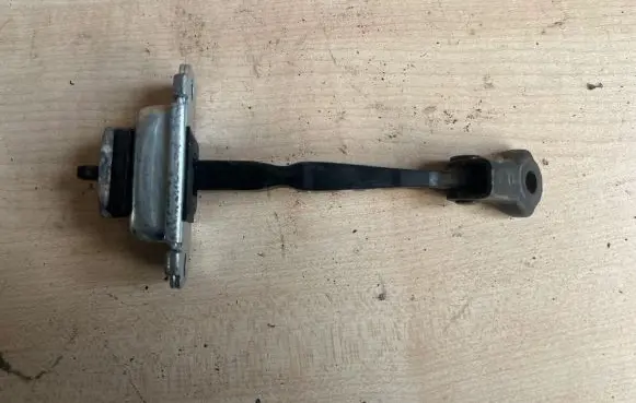 Hyundai i30 Front door check strap stopper