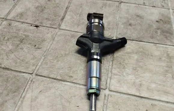 Subaru Forester SH Fuel injector 16613AA020 07K06143
