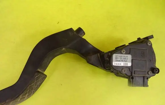 Volkswagen PASSAT B5 Accelerator throttle pedal 8D1721523J