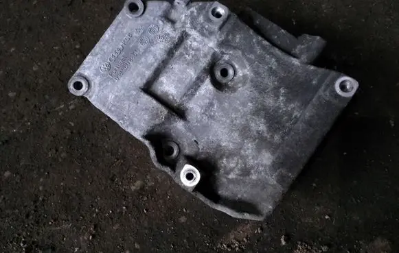 Volkswagen PASSAT B5.5 A/C compressor mount bracket 038260885C