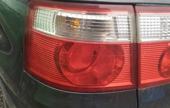 KIA Carens I Rear/tail lights