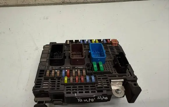 Peugeot Expert Fuse module 9811995580