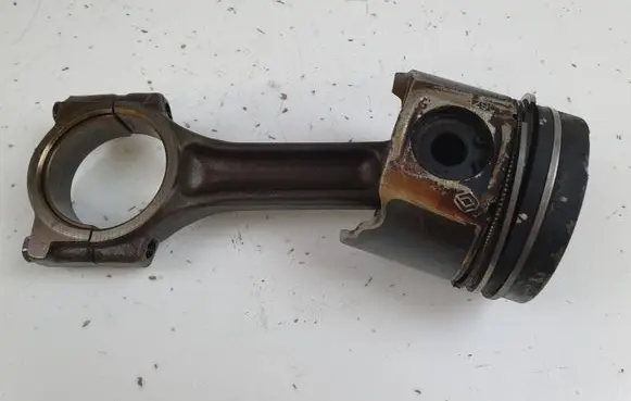 Opel Vivaro Piston with connecting rod