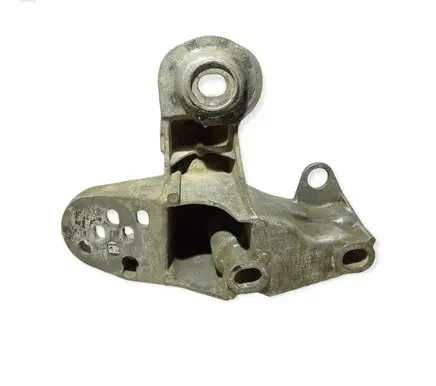 Volkswagen PASSAT B5.5 Engine mounting bracket 8e0199351