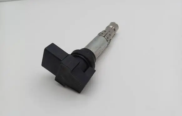 Volkswagen Touran I High voltage ignition coil 036905715