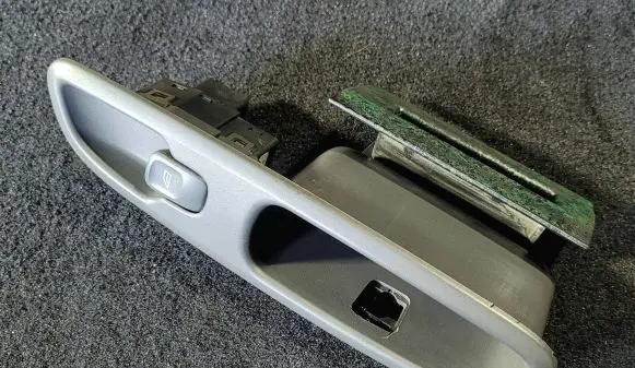 Volvo V70 Electric window control switch 9472275