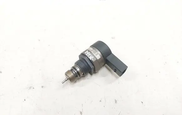 Mercedes-Benz R W251 Fuel pressure regulator A6110780449 32426661 0281002494